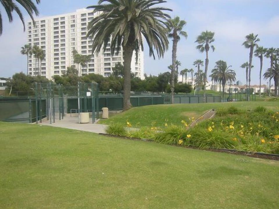 Public tennis courts, park, bike rentals 2 short blocks away,
