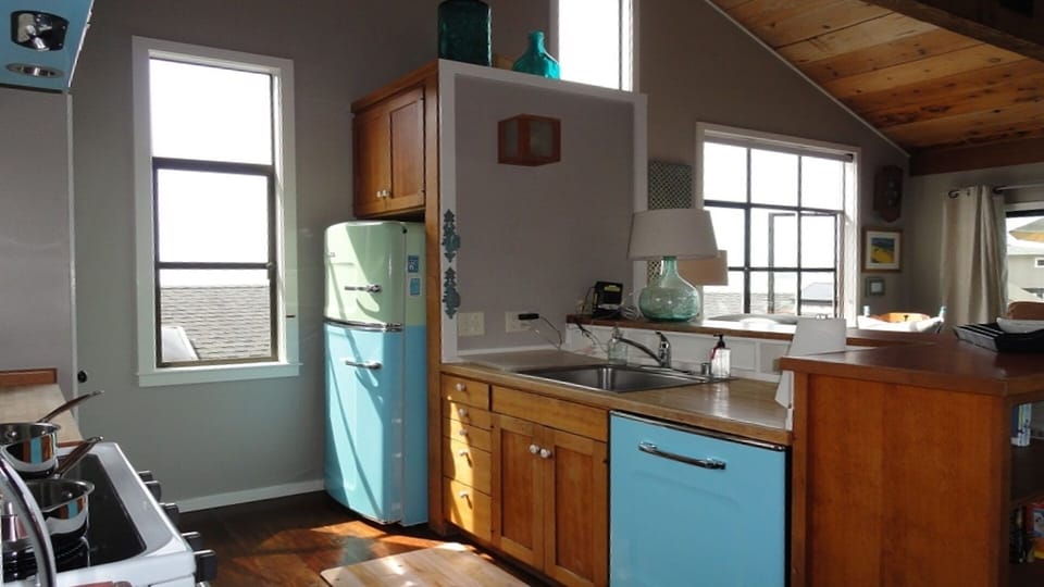 New Signature BIG CHILL Retro Frig, Dishwasher, & Hood; Ocean & Mountain Views.
