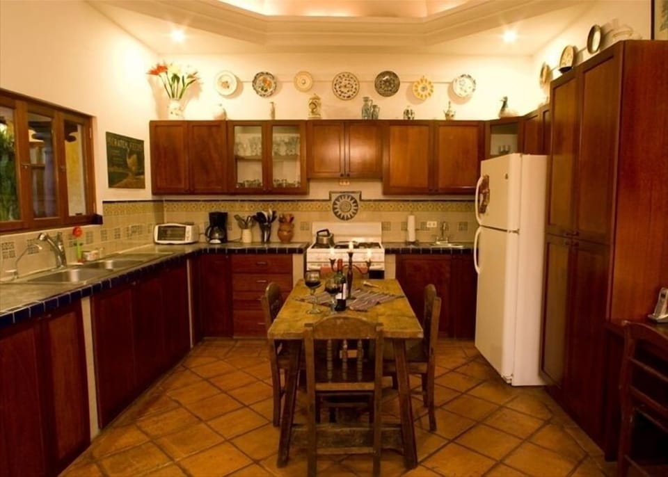 Generous Comfortable Kitchen w/small dining table, fits 4.