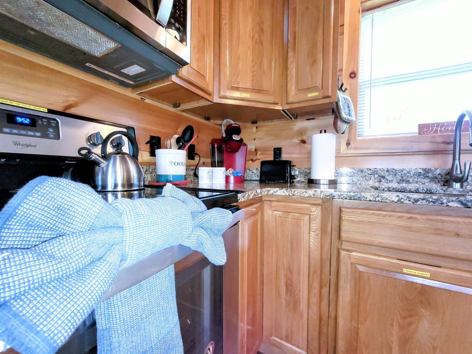 Kitchen amenities  - Full size Keurig, traditional coffee pot, granite, glass top stove, lots of storage!
