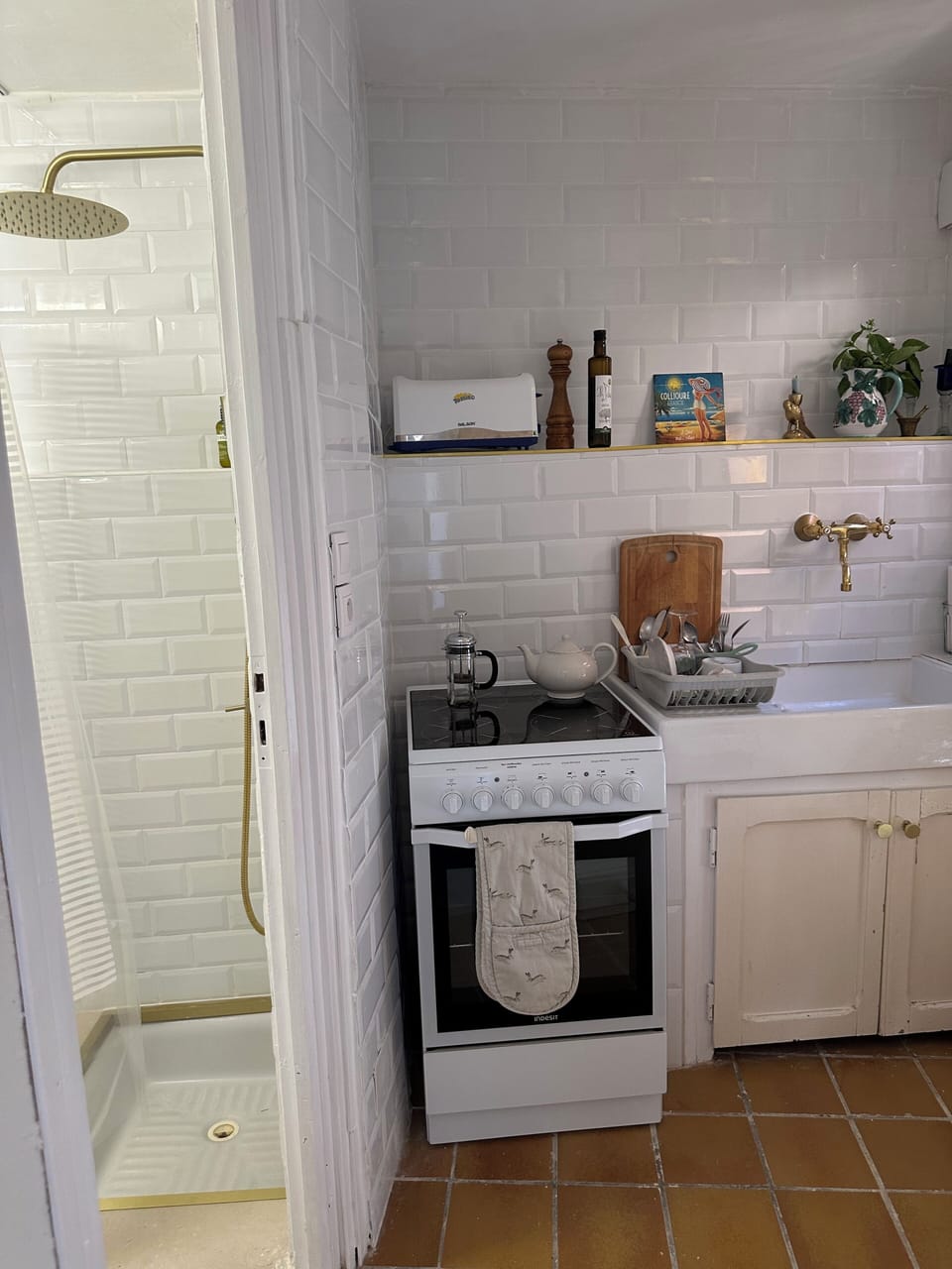 Kitchen & Bathroom with its shower ⚜️