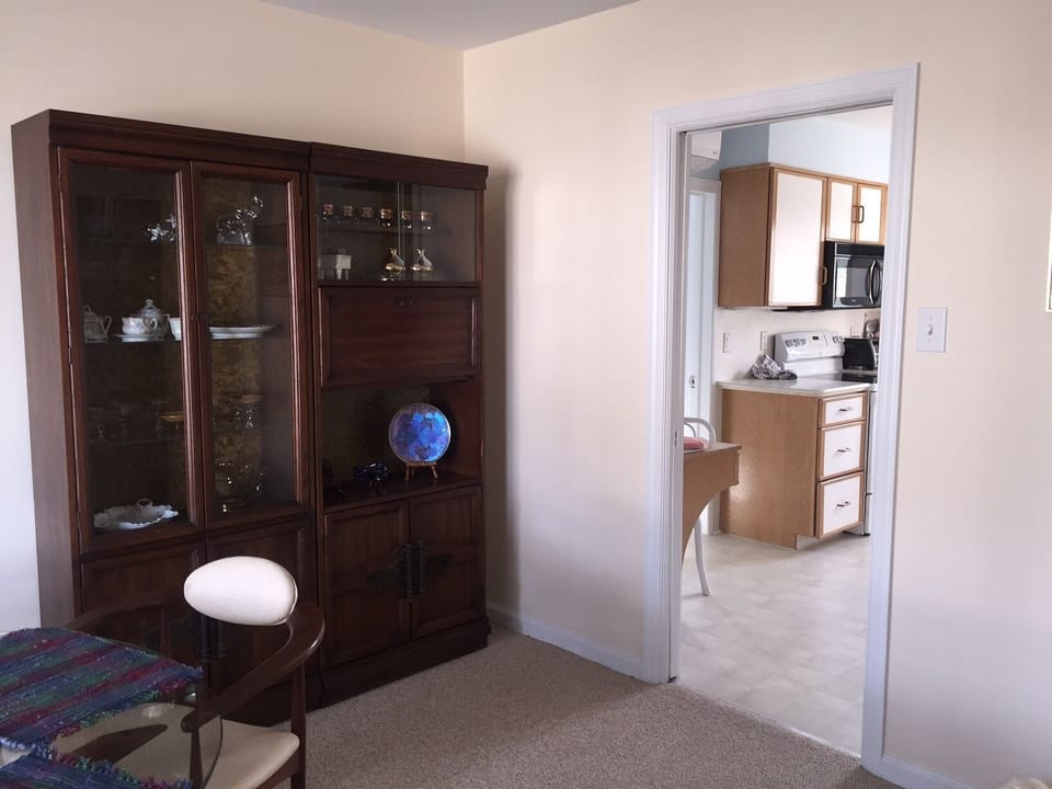 dining room to kitchen