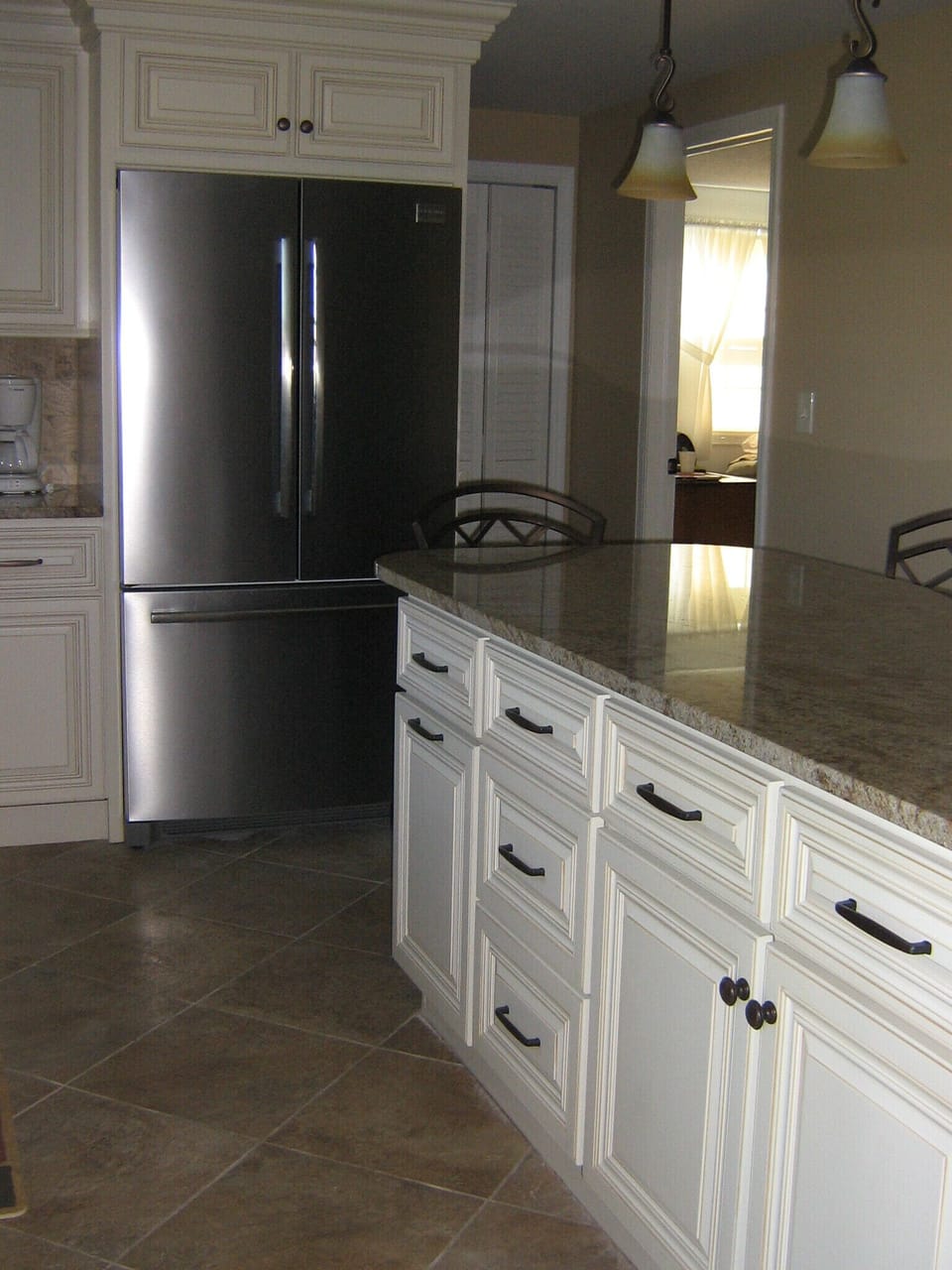 Nice kitchen for preparing and sharing meals!