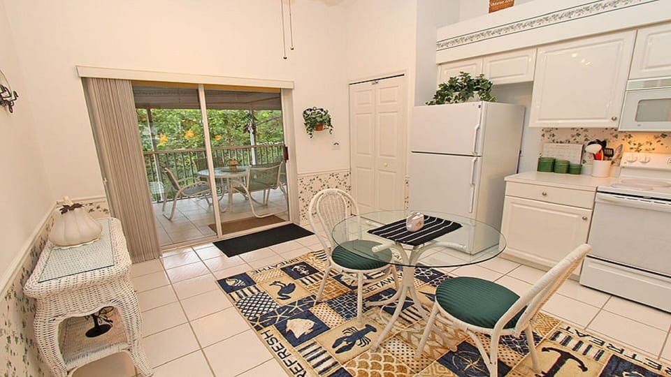 Kitchen - plenty of Cabinet Space
