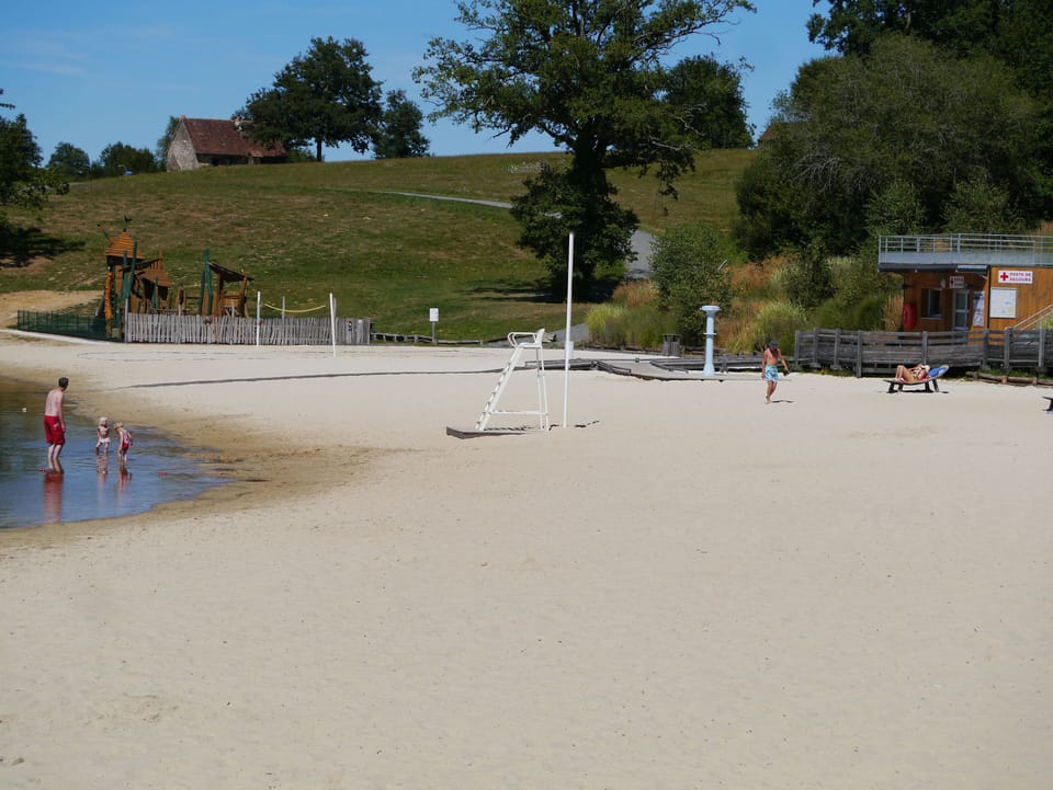 Rouffiac Lake just 20 minutes away with kayaks, beach and fresh water lake