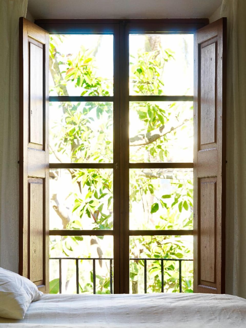 First floor, master bedroom, dubbel bed 160 x 200,  room with a view to garden