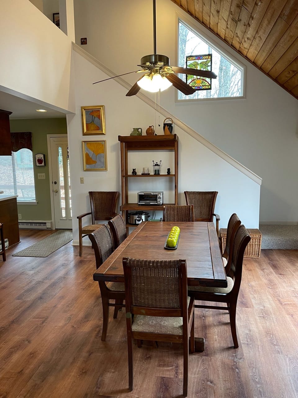 Dining area that seats 6-8 people!