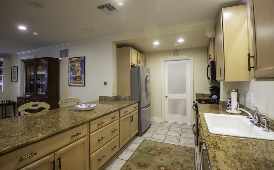 Kitchen is equipped with modern appliances and necessities. 