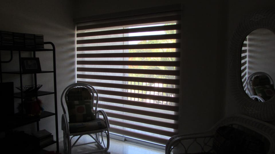 Sala con cortina contra el sol