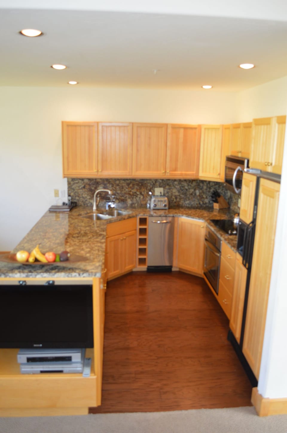 Kitchen: Granite countertops,new appliances, fully furnished w/ quality cookware