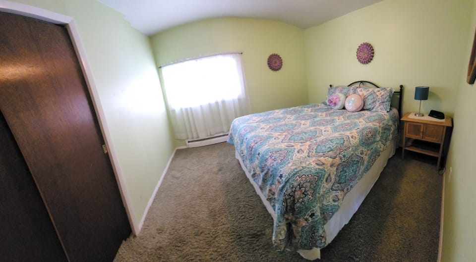 bedroom 3, queen bed