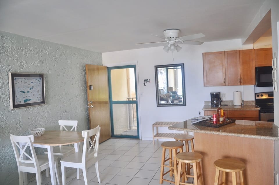 Kitchen table and entrance