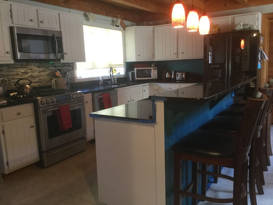 Granite countertops, stainless appliances