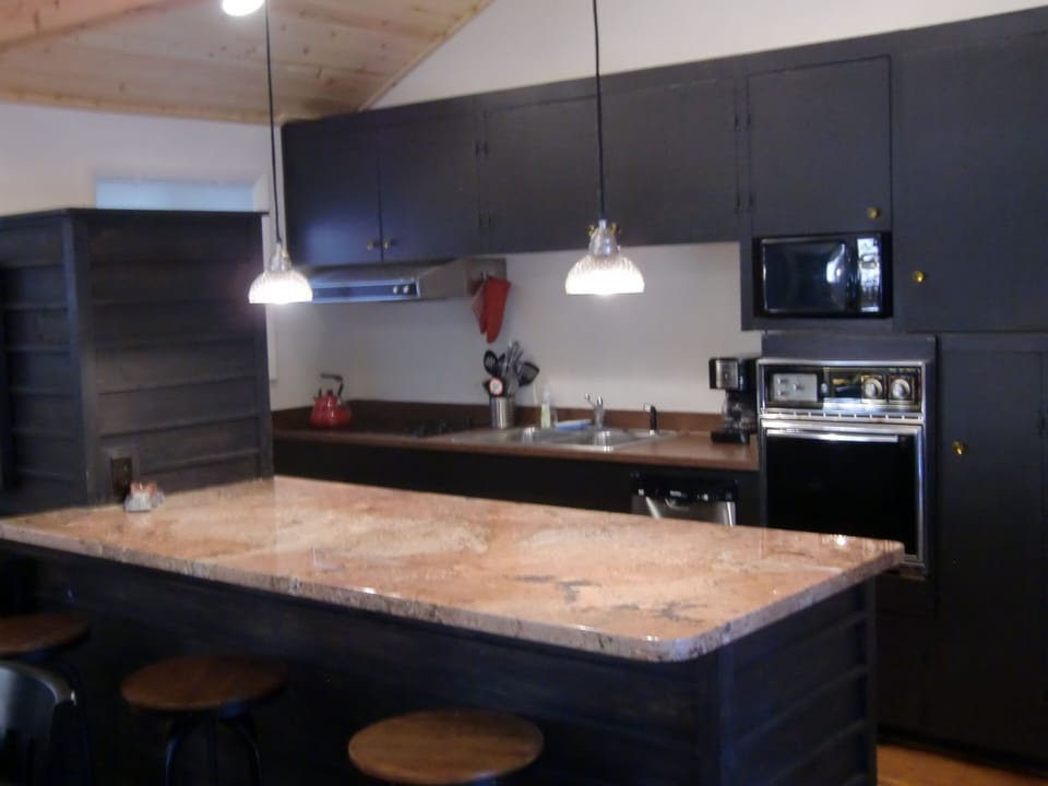 Great counter for happy hours, games, or watching the cook.