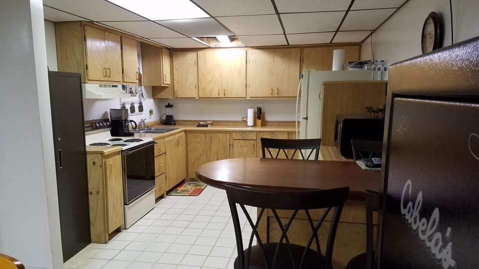 Big kitchen with lots of counter space / equipped with many extras for cooking !