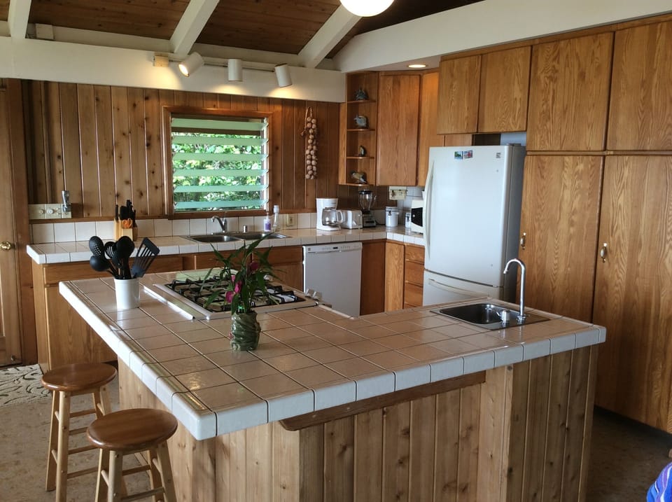 Enjoy the eating counter on the kitchen island
