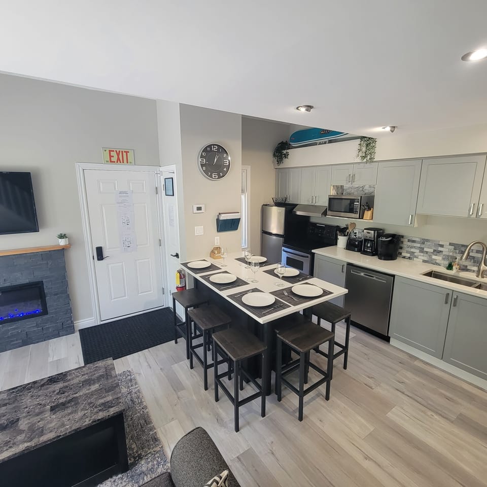 Fully equipped kitchen with seating for 6 around extended island