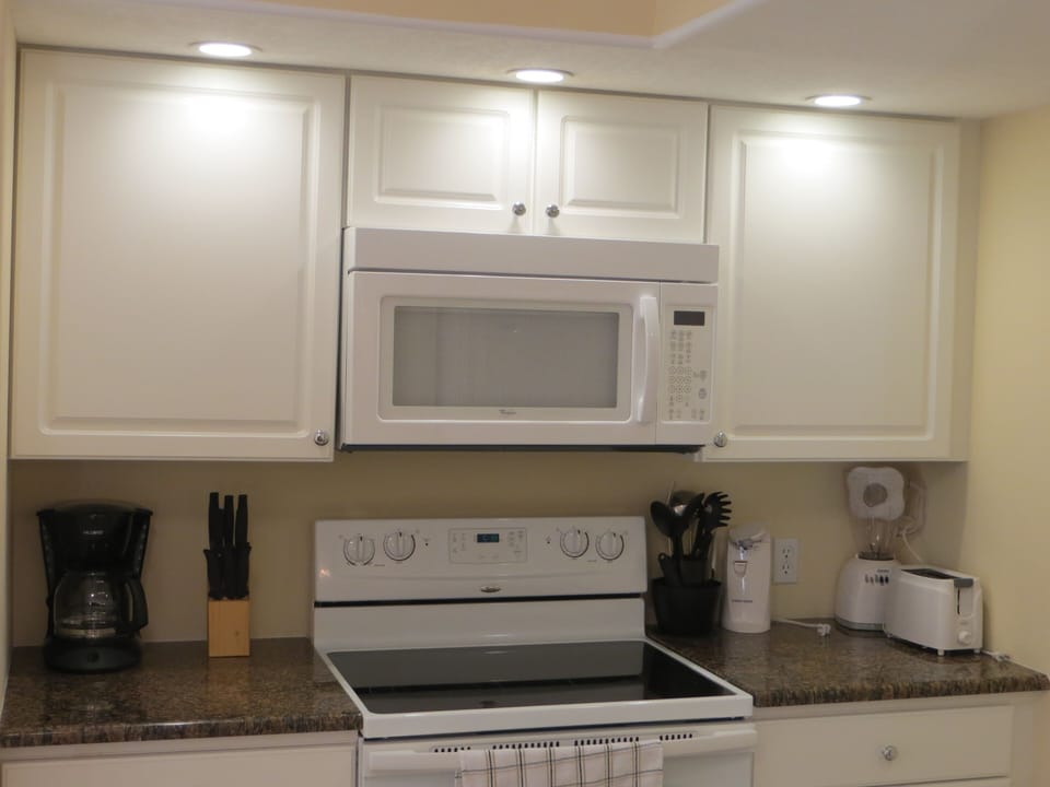 ALL NEW CABINETS,APPLIANCES, AND RECESSED LIGHTING