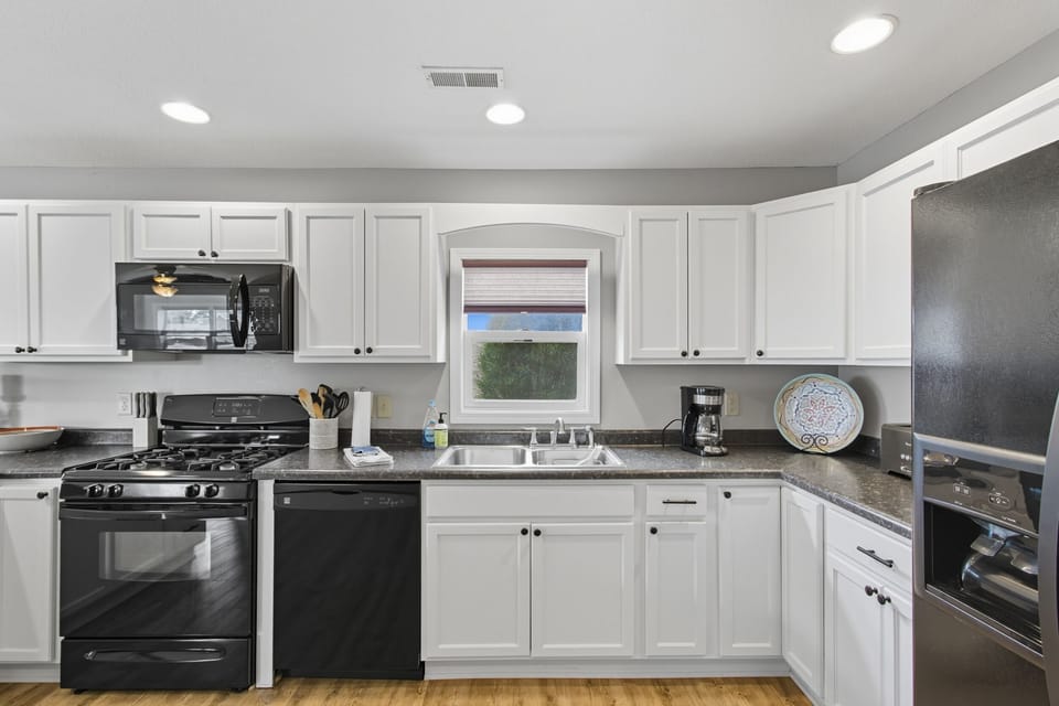 Updated open plan kitchen - well equipped