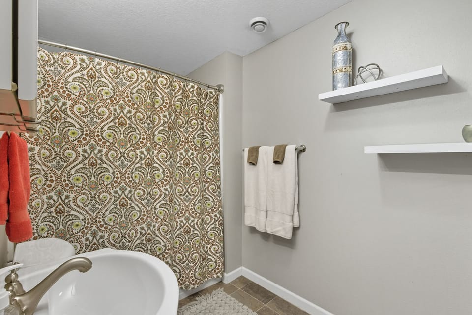 Full primary bathroom