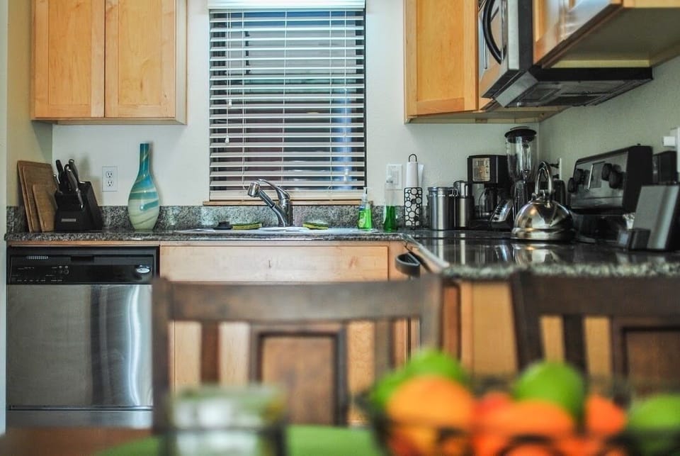 fully equipped/stocked kitchen will all the essentials!