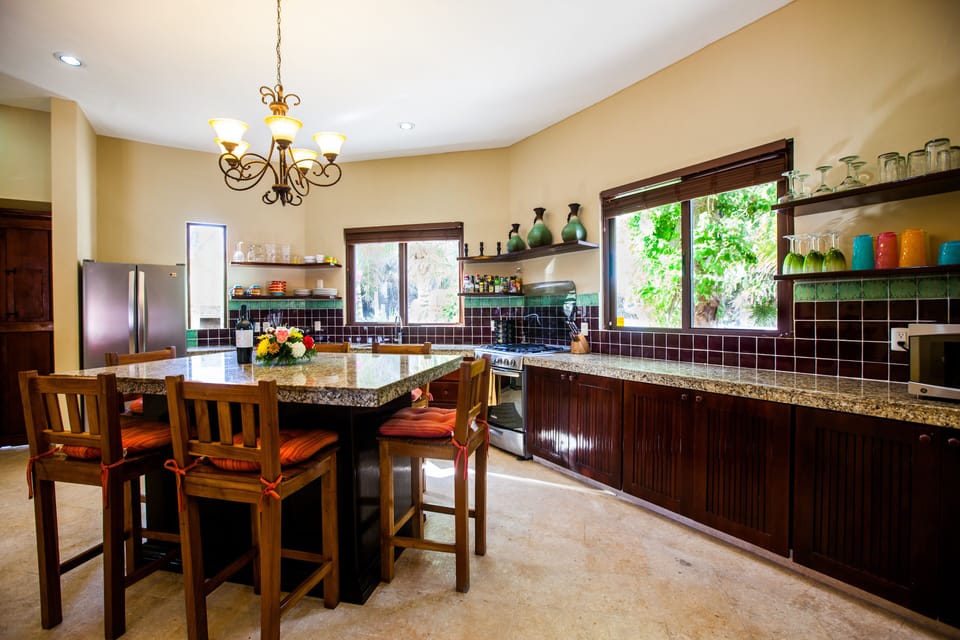 Chef's full kitchen & kitchen bar