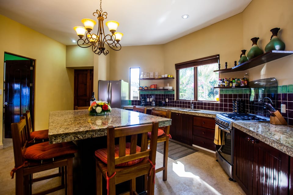 Chef's full kitchen & kitchen bar