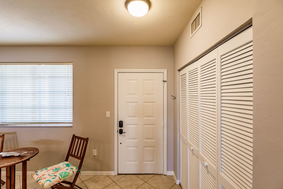 Entry/breakfast nook