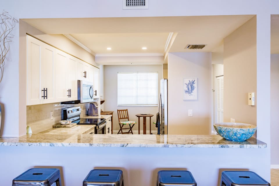 Bar/kitchen/breakfast nook