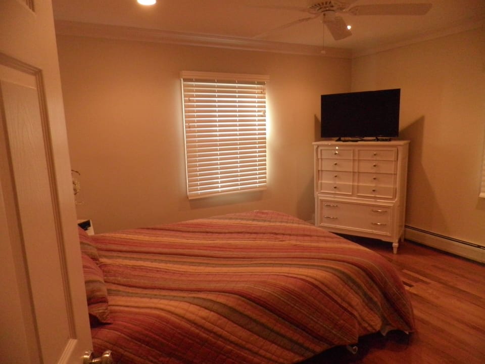 Queen size bedroom on 1st floor located in the front of the house. 