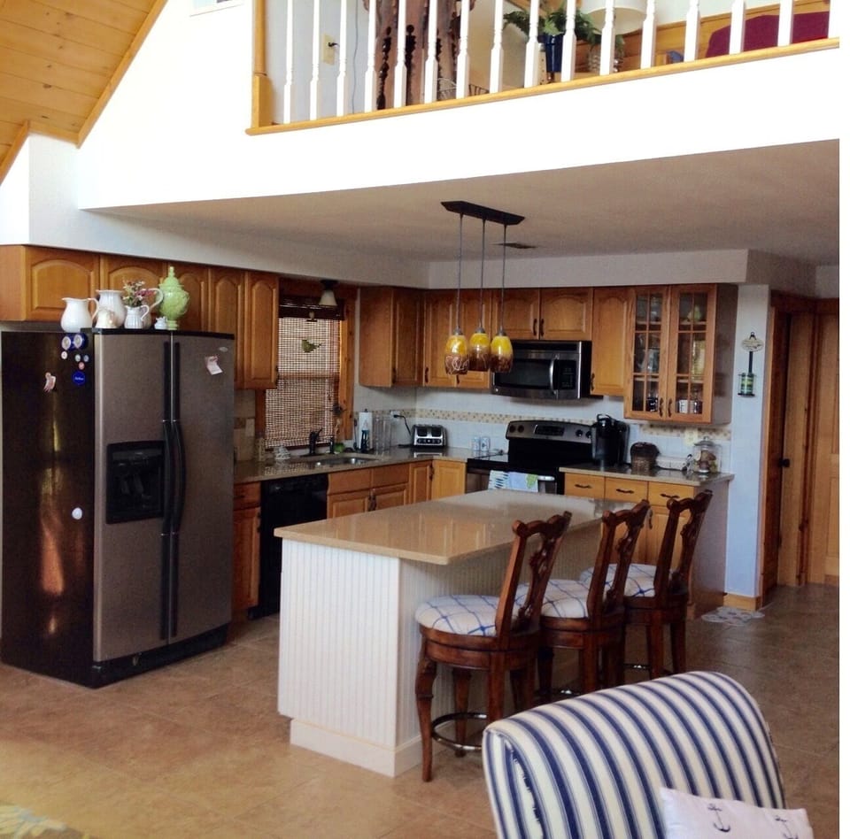 Kitchen with breakfast bar