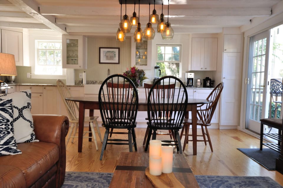 Main Floor - Dining Area
Seating for 6