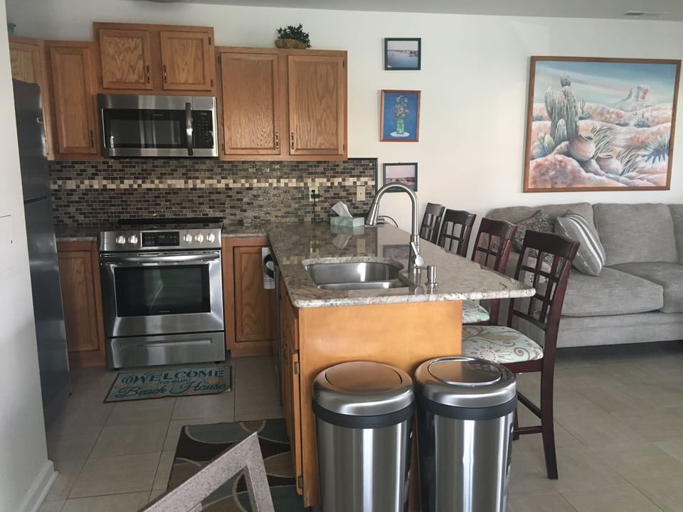 New beautiful granite counters, Stainless steel appliances & tile