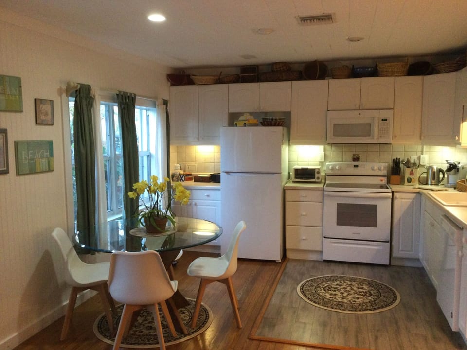 Kitchen / Dining Area