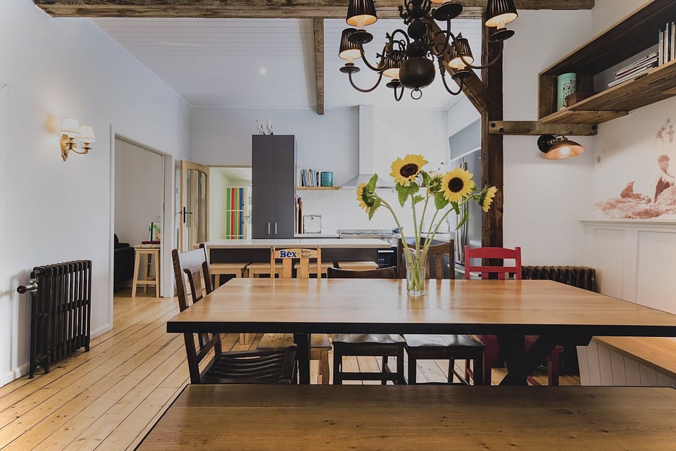 Dining seats 10