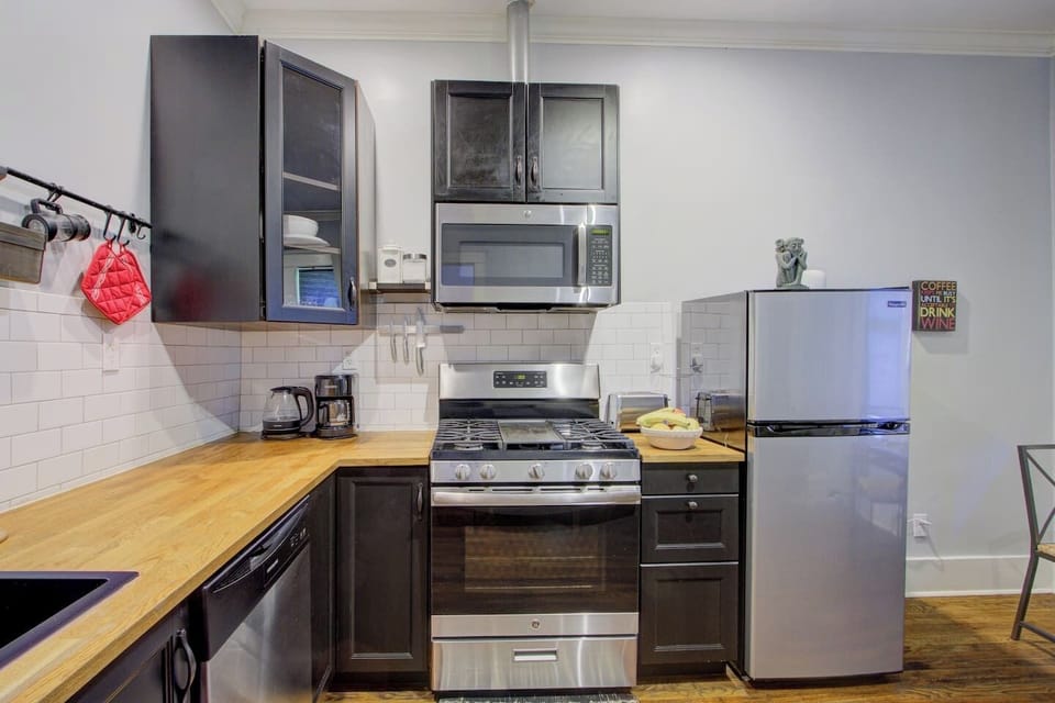 The kitchen offers all the basics to make preparing meals convenient and stress-free.