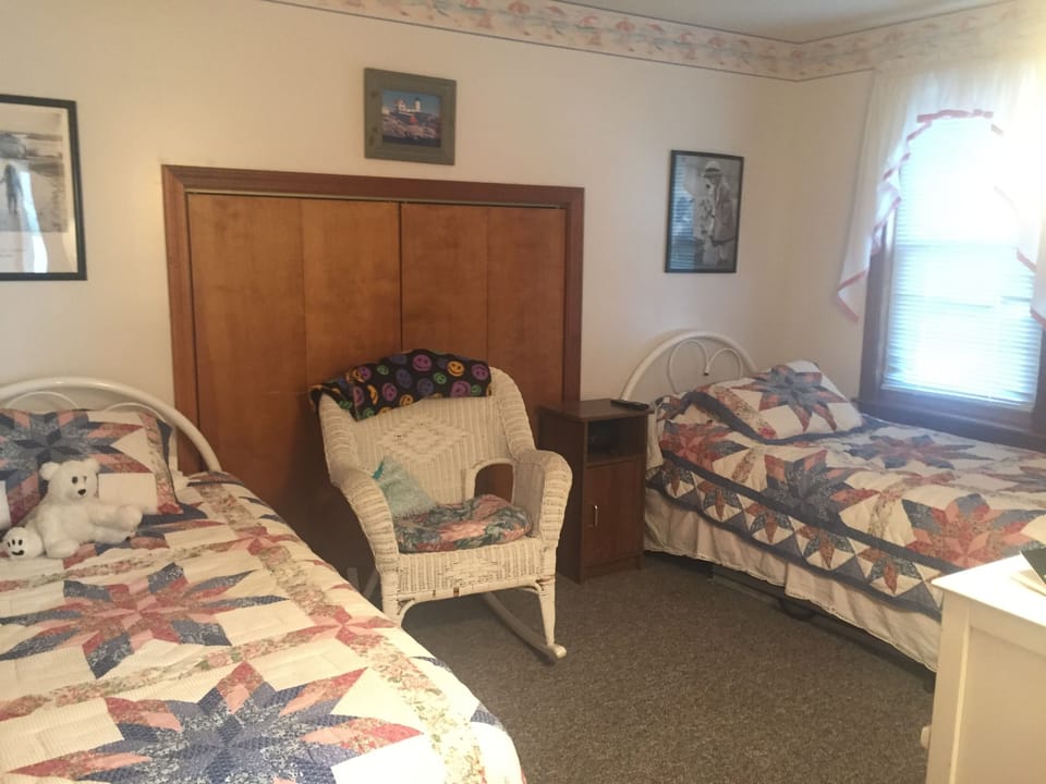 2nd Floor bedroom with two twin beds
