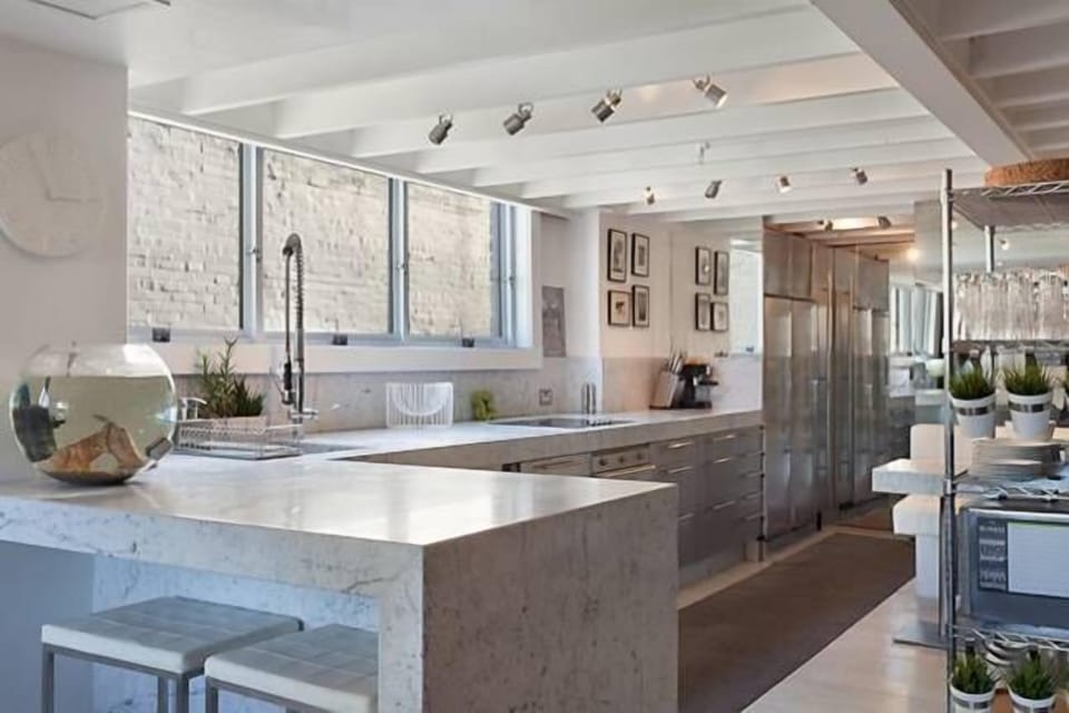 Huge, modern fully equipped kitchen 