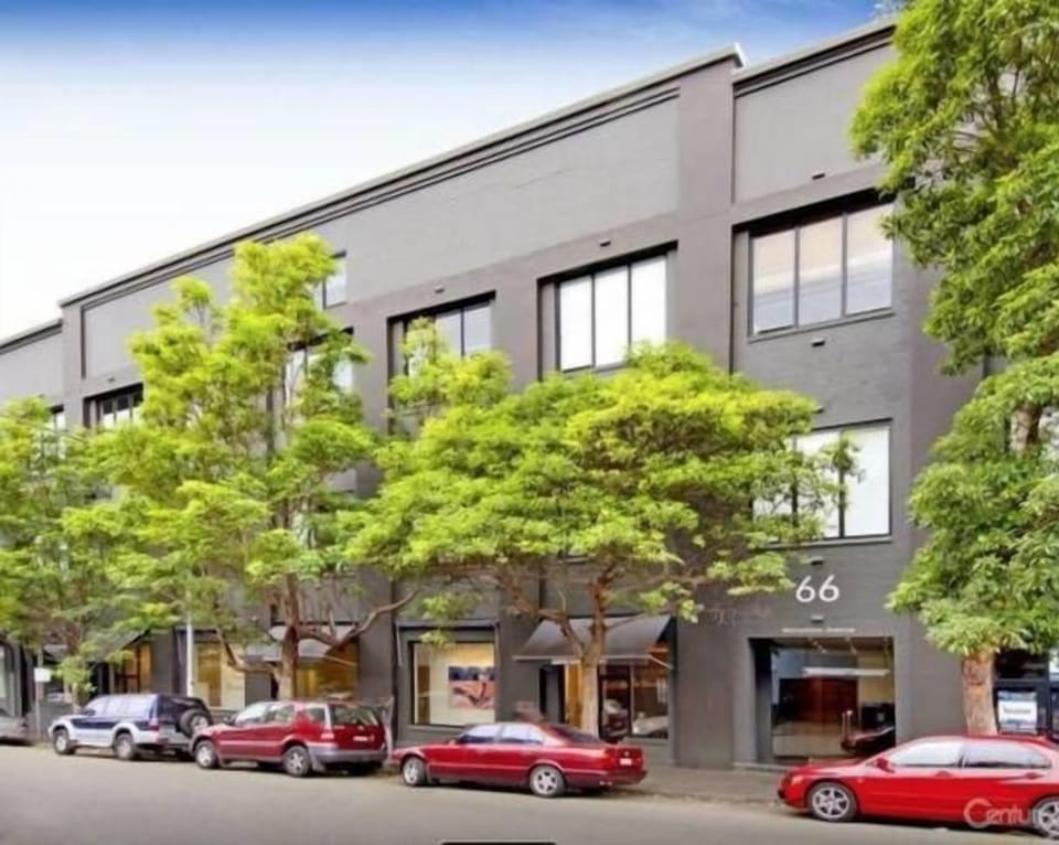 Small & unique warehouse apmt bldg in superb location for City, Harbour & parks