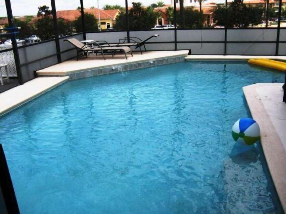 Huge, sunny pool with screen enclosure