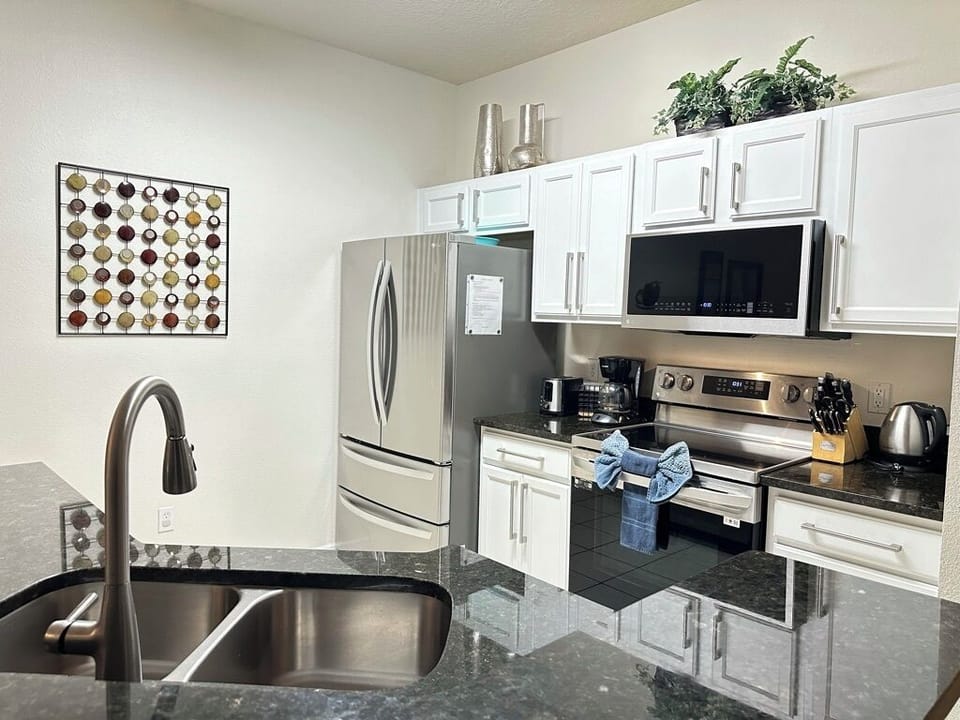 Beautiful well equipped updated kitchen with all new appliances (Dec 2023)!