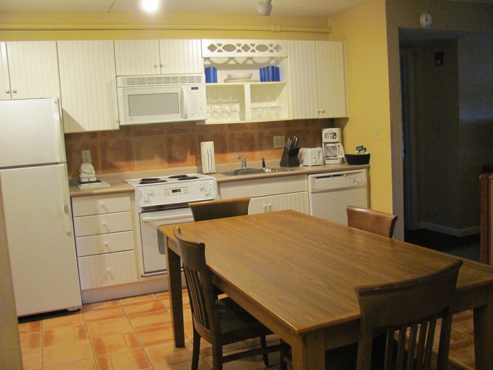 kitchen / dining area
Full kitchen - with dishes, pots and pans, etc