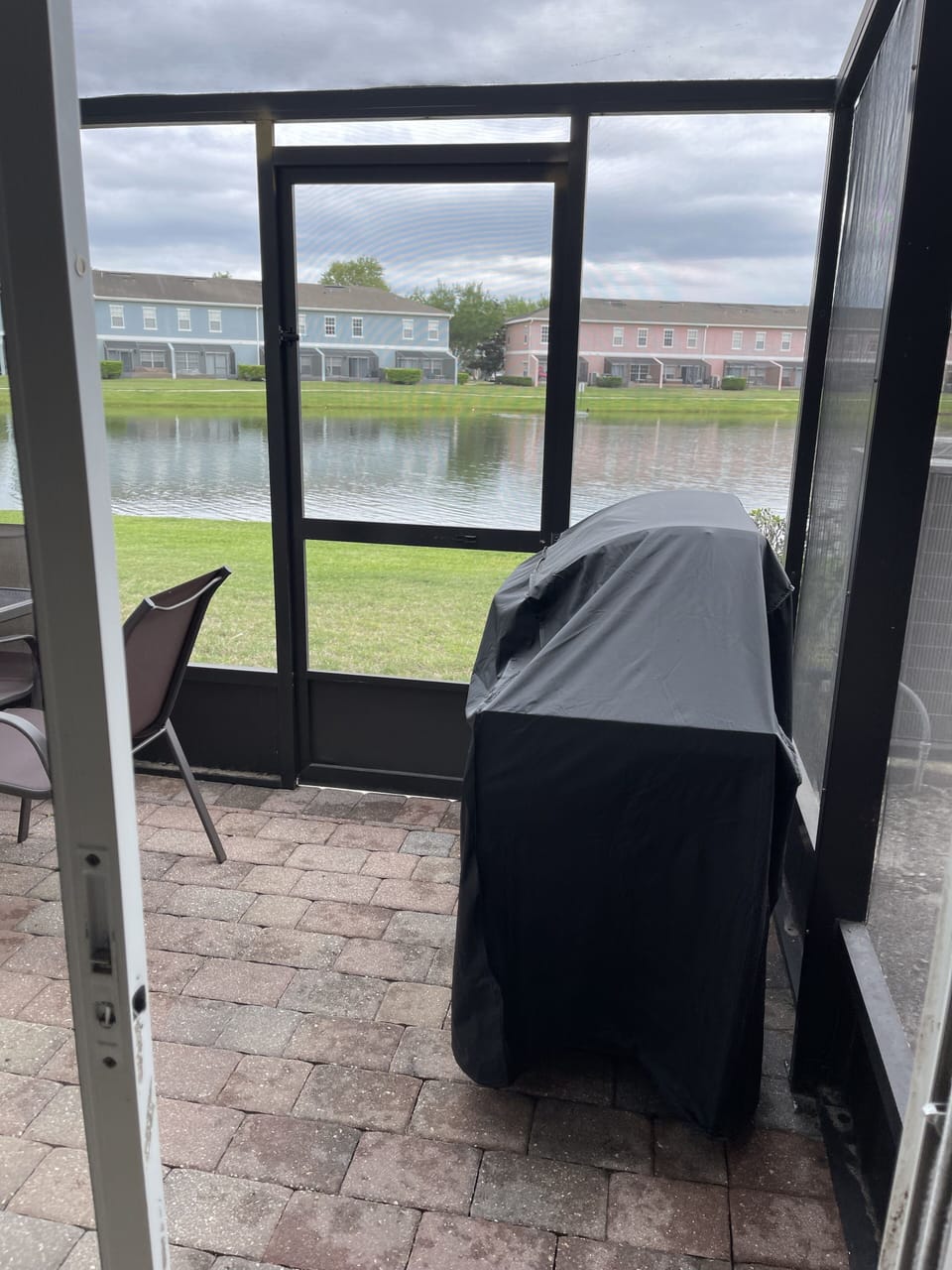 Screened patio with gas BBQ grill