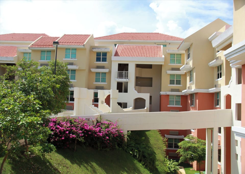 Enter 3rd floor apartment from the parking lot. No stairs to climb! Convienient.