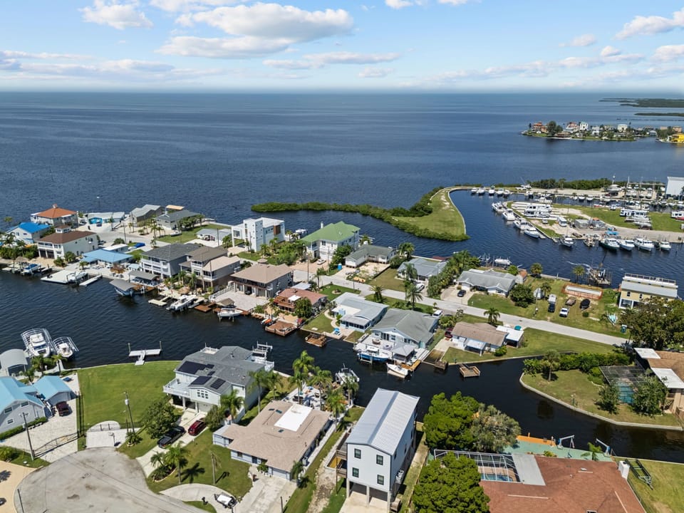 Overview of Hudson Beach Estates and Harbor Drive.