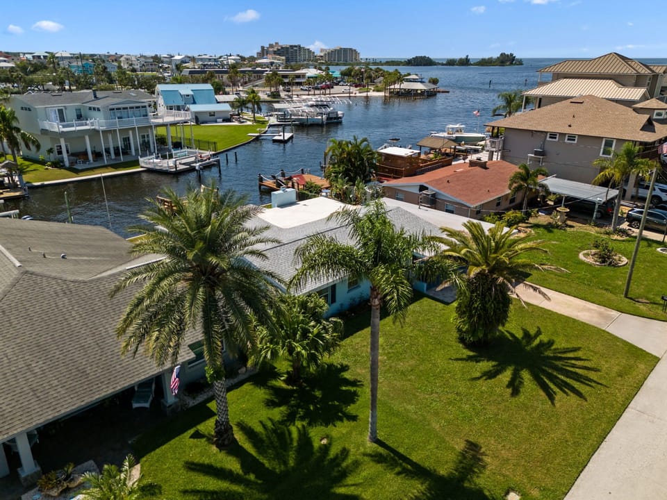 Drone view looking east toward the Gulf. Approx 500' to the Gulf of Mexico!