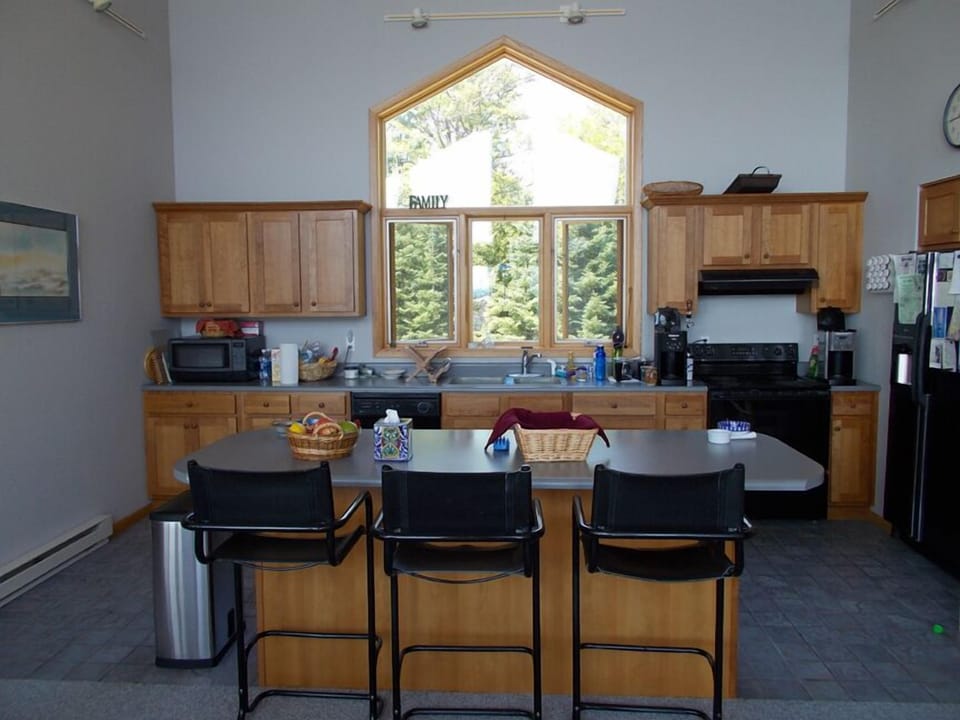 Kitchen with breakfast bar perfect setup for visitors