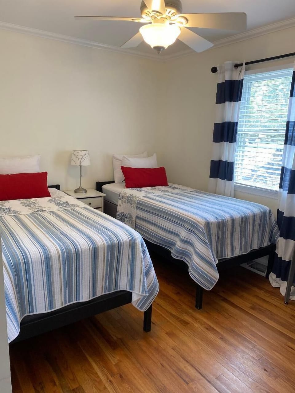 2nd bedroom with two twin beds
