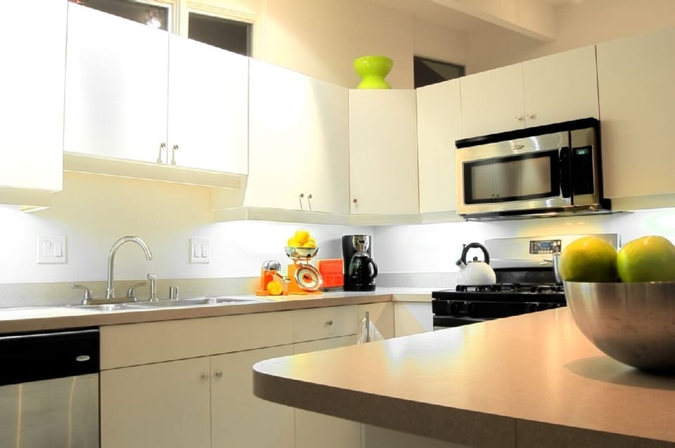 Newly renovated Kitchen w/ stainless appliances