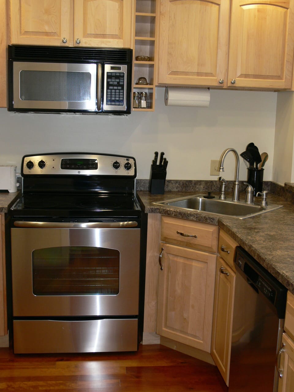 Kitchen with Hardwood floors